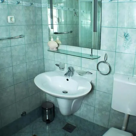 Direkt Am Liegendes Mit Garten Apartment Medulin