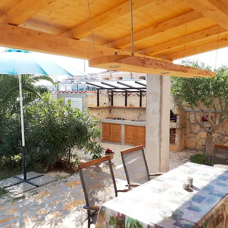 Direkt Am Liegendes Mit Garten Medulin